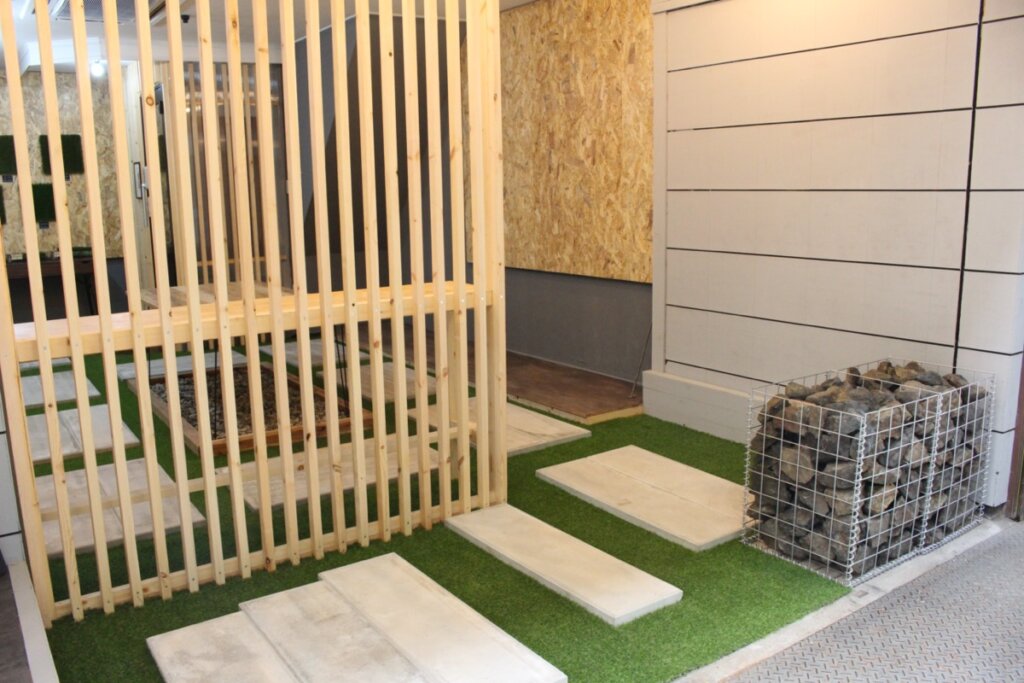 店舗の床を人工芝とコンクリート板に（岐阜市）